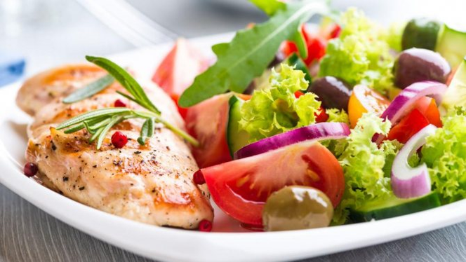 σαλάτα λαχανικών και ψάρι σε δίαιτα πρωτεΐνης