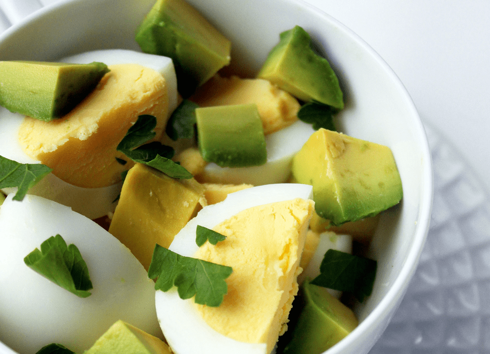 σαλάτα με αβοκάντο και αυγά σε δίαιτα πρωτεΐνης