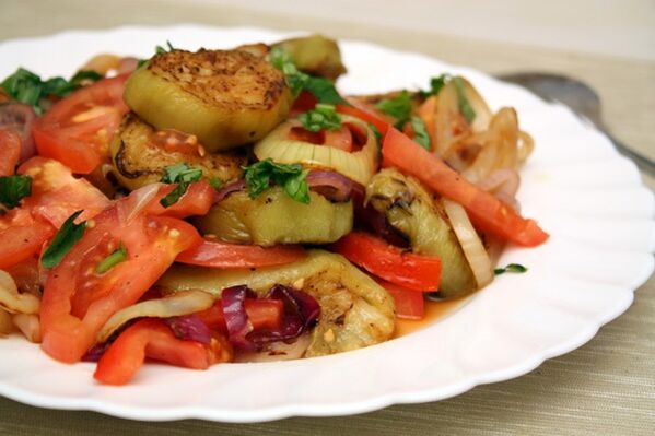 Η δίαιτα Maggi περιλαμβάνει μια υγιεινή σαλάτα με λαχανικά και βραστή μελιτζάνα. 