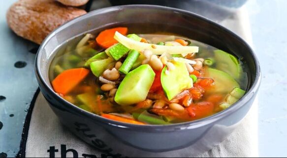 Σούπα λαχανικών - ένα εύκολο πρώτο πιάτο στο μενού δίαιτας Maggi
