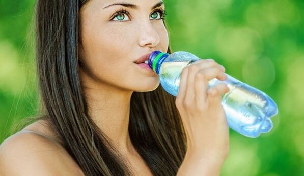 Για να χάσετε βάρος αποτελεσματικά, πρέπει να πίνετε αρκετό νερό. 